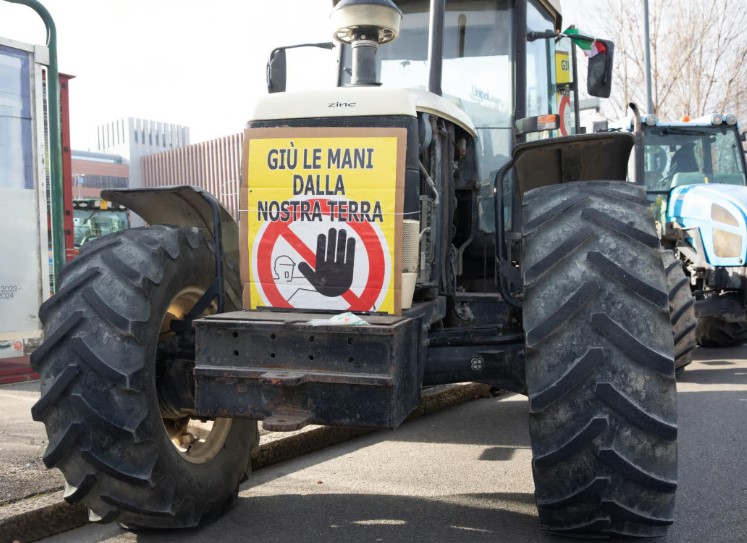 Agricoltori e allevatori contro le politiche di Bruxelles, la protesta infuria in&nbsp;Europa