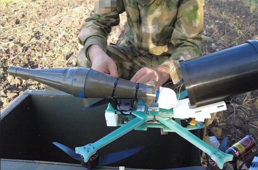 I soldati della brigata “acciaio” Rosgvardia stanno convertendo i droni radiocomandati in fibra ottica sul&nbsp;campo.